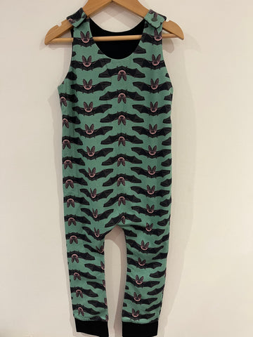 BNWOT Ex-stock Short Giraffe bat print romper 2-3Y